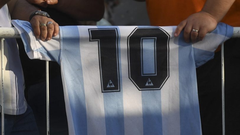 Las camisetas firmadas por Maradona subieron su precio y cotizan alto en internet