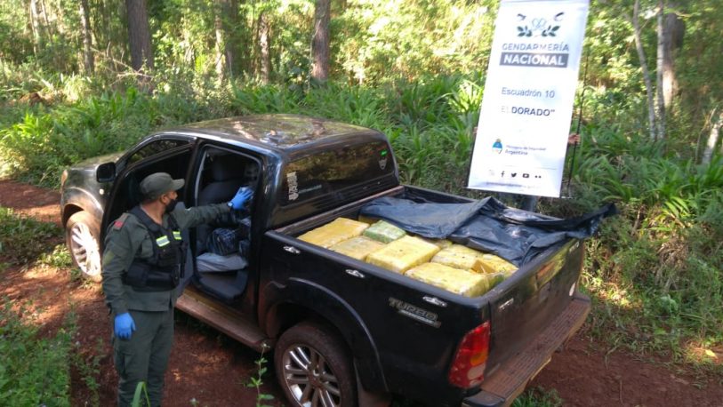 Embisten control de Gendarmería y abandonan una camioneta con 795 kilos de marihuana