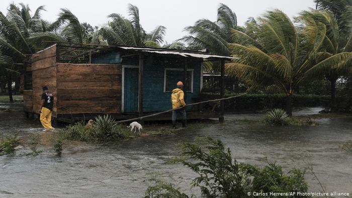 El huracán Eta se degrada a tormenta tropical, deja 3 muertes y sigue sobre Centroamérica
