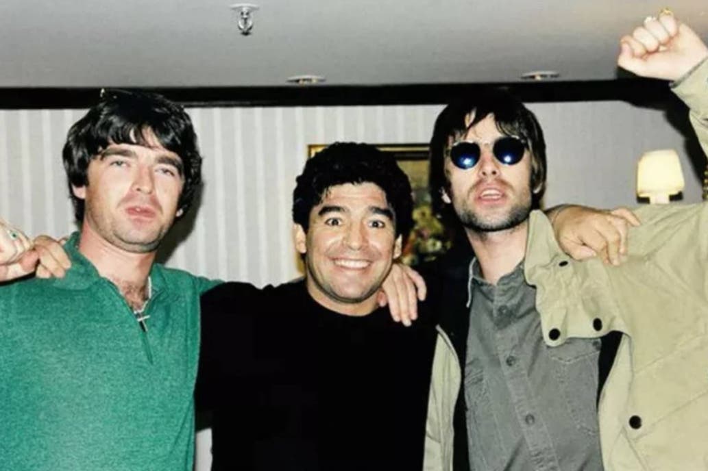 Muerte de Maradona: Liam y Noel Gallagher, de Oasis, unidos en su homenaje