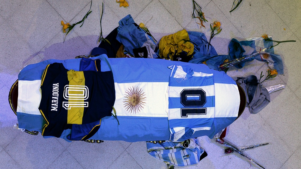 Se entregó el tercer hombre que se había fotografiado con el cuerpo de Maradona