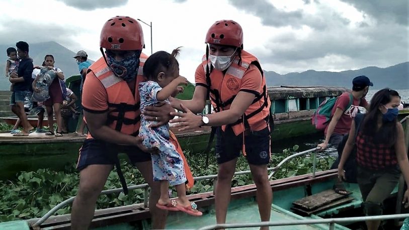 El tifón Goni provocó al menos cuatro muertos y más de 350.000 evacuados en Filipinas