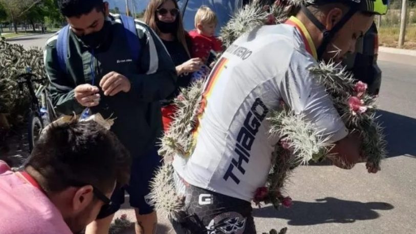 Un ciclista quedó lleno de espinas tras caerse sobre una plantación de cactus