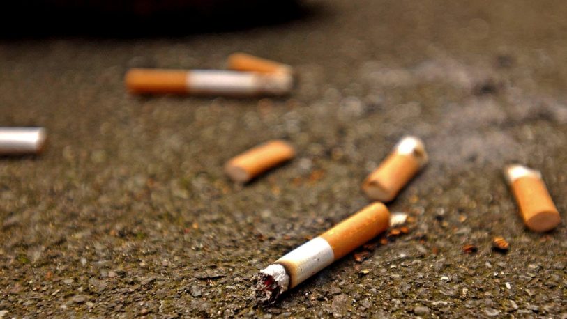 Neuquén: Prohibieron por ley tirar colillas de cigarrillos en la vía pública