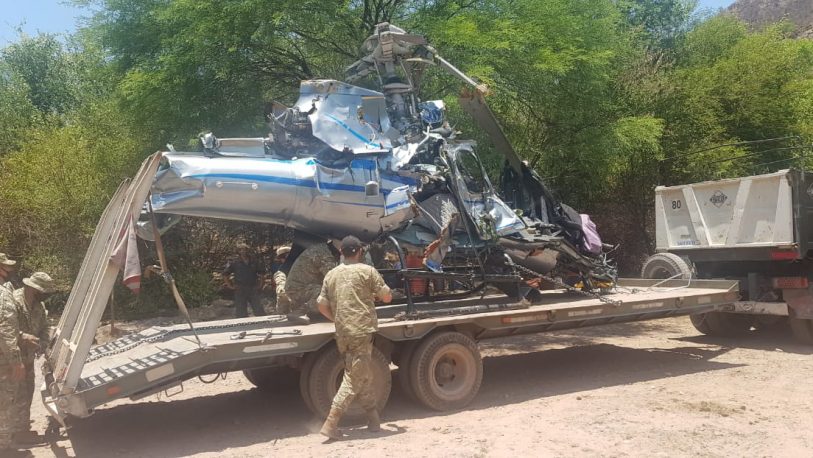 Un convoy del Ejército transporta los restos del helicóptero