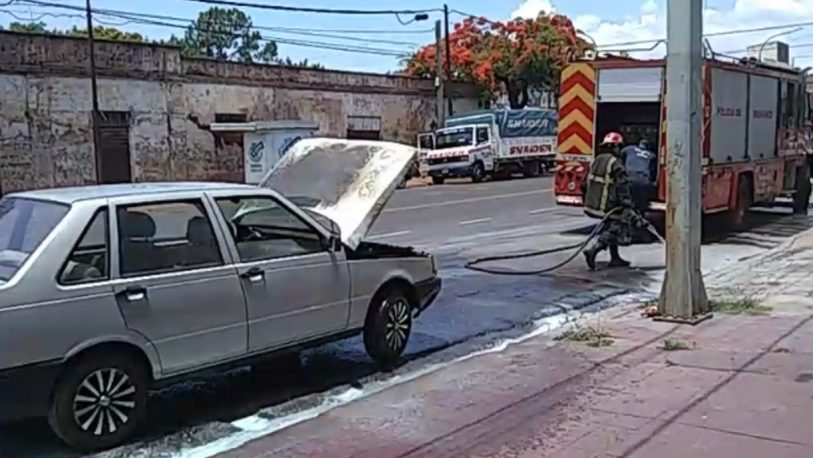 Se quemó un auto en plena av. Uruguay