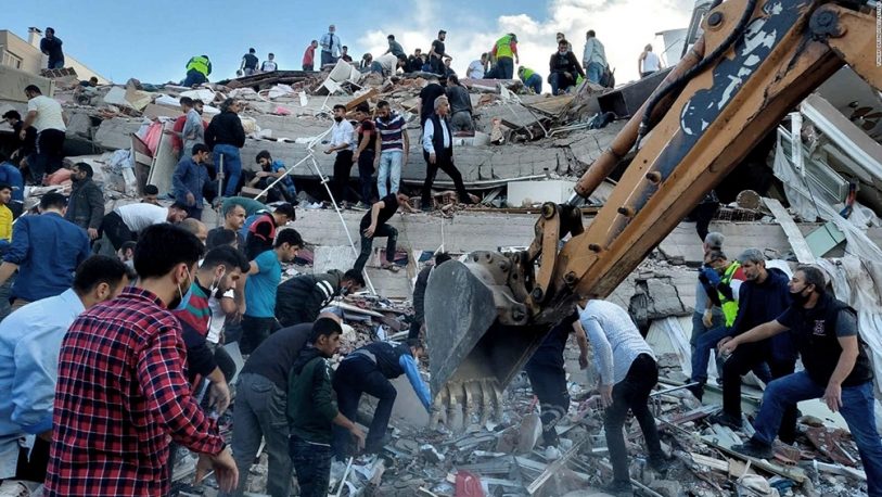 Al menos 49 muertos y casi 900 heridos por el sismo que golpeó a Turquía