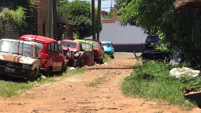 Autos abandonados en Bº Rocamora: “Hay muchos mosquitos y ratas”