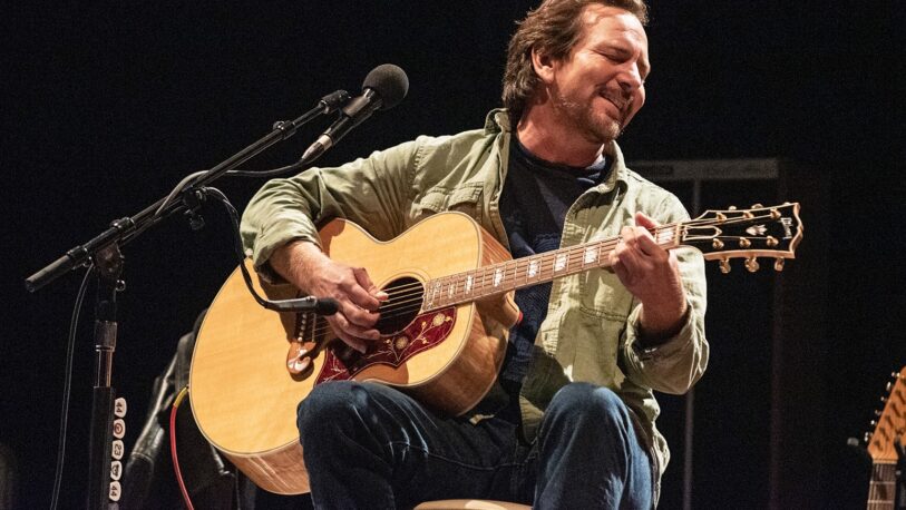 Eddie Vedder estrenó íntimas canciones acústicas