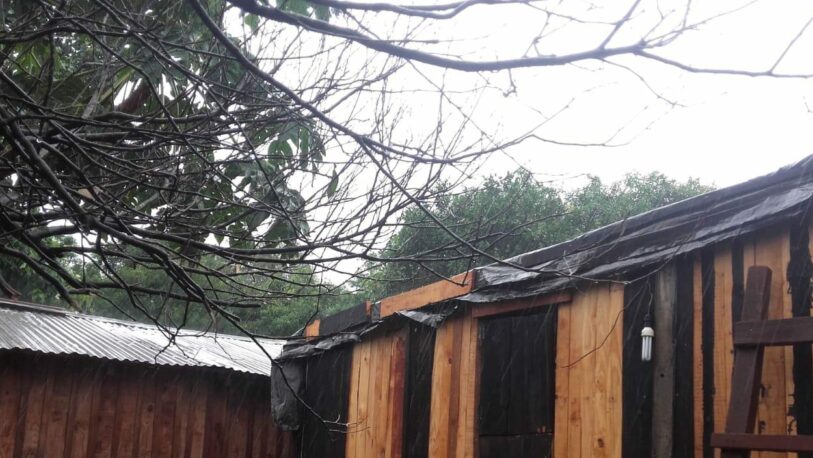 En Guaraní hubo voladura de techos y caída de postes
