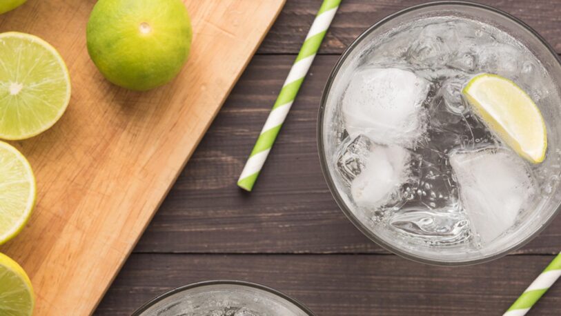 Soda con limón: el dúo dinámico para derrotar al exceso de comida y al calor
