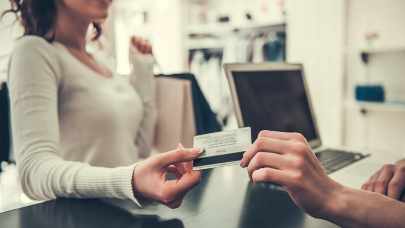 Crecen las compras de consumos básicos con tarjeta de crédito