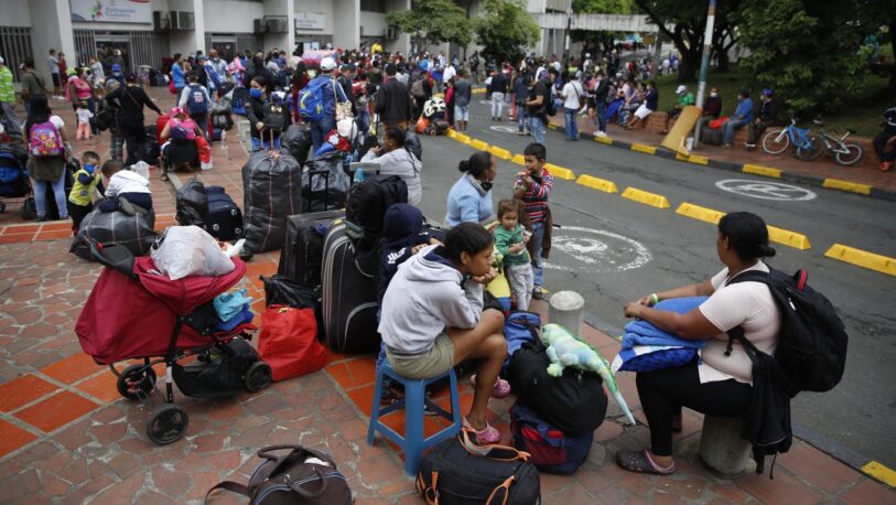 Pese al cierre de fronteras, cada día más de 500 personas abandonan Venezuela
