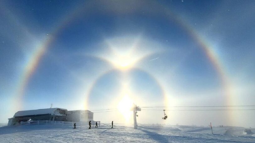 Esquiadores sorprendidos por un impresionante halo solar