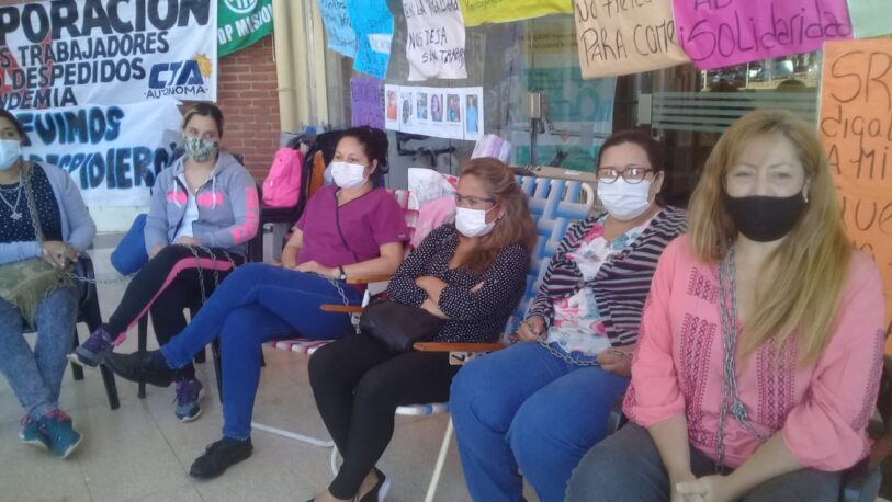 Trabajadoras de salud siguen encadenadas frente al Madariaga