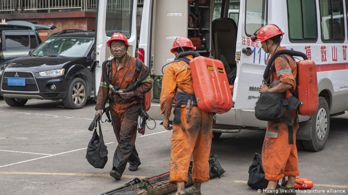 Rescatan a uno de los mineros atrapados en China