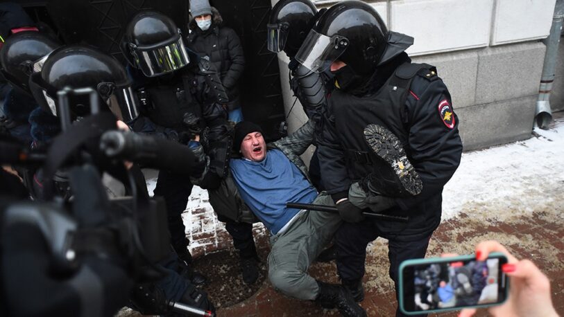 El gobierno de Putin reprimió y encarceló a manifestantes por Navalny