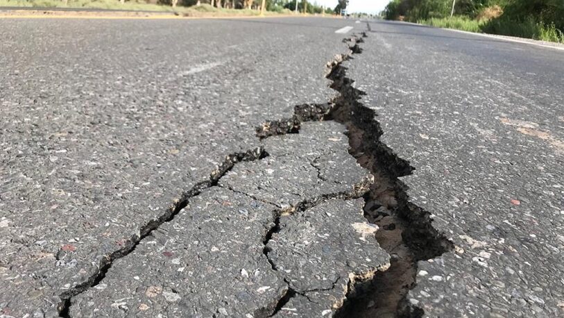 Tras el sismo, cierran un tramo de la Ruta 40 por grietas de 3 metros de profundidad