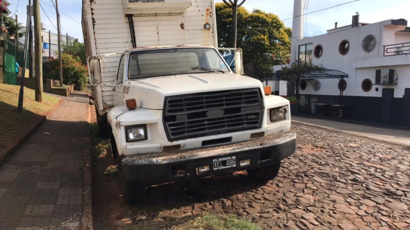 Chacra 52: meses con un camión abandonado en la vía pública
