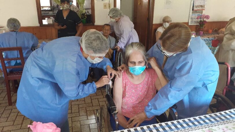 Inmunizaron a 21 abuelos de un geriátrico de Montecarlo