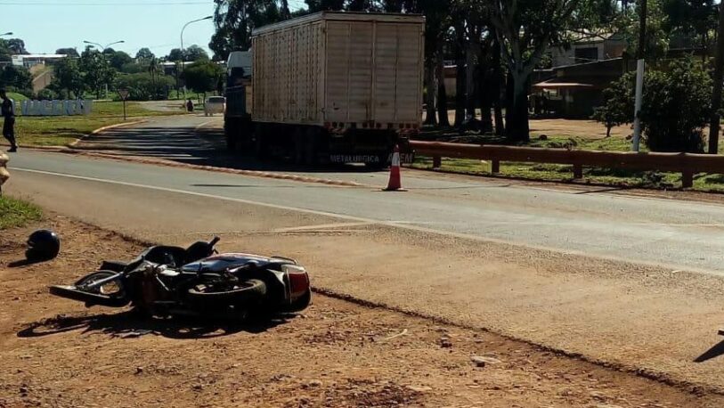 Joven motociclista murió al chocar con un camión