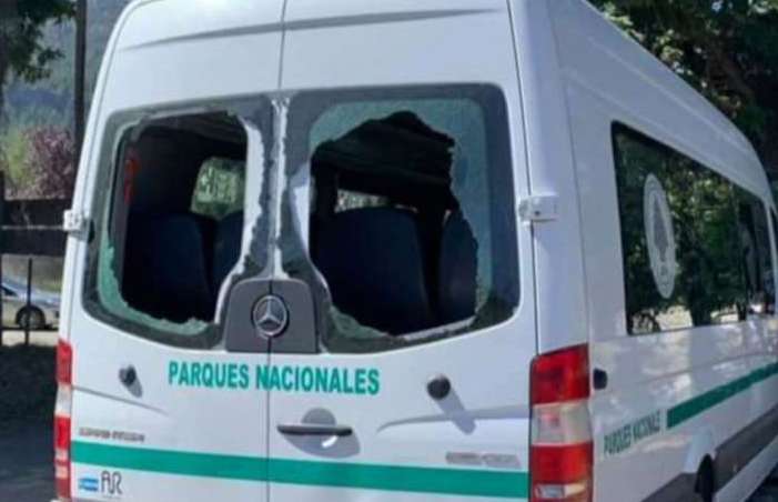 Ataque a Alberto Fernández: la camioneta que terminó destrozada se usaba para combatir los incendios en Chubut