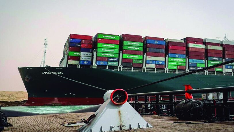 Canal de Suez: el carguero deberá quedarse en la zona