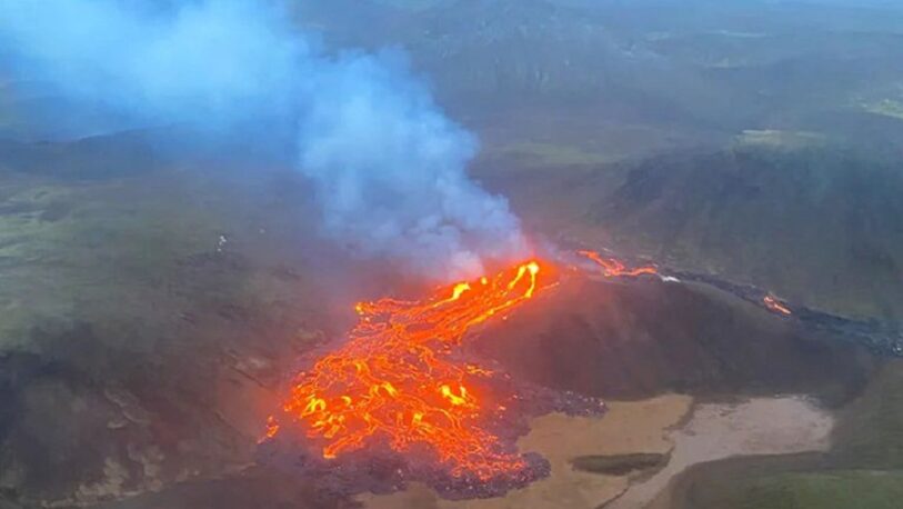 Las impactantes imágenes de la erupción de un volcán en Islandia