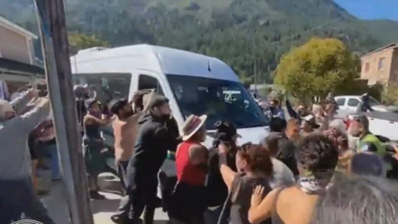 Chubut: Atacaron a piedrazos la camioneta que trasladaba a Alberto Fernández