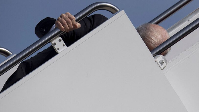 Inquietud sobre la salud de Biden tras tropezar cuando subía a su avión