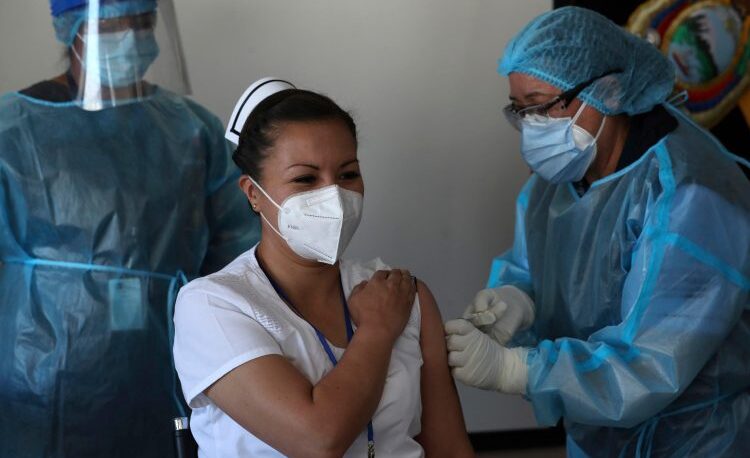 Ecuador: el gobierno sacudido por un escándalo por vacuna anticovid
