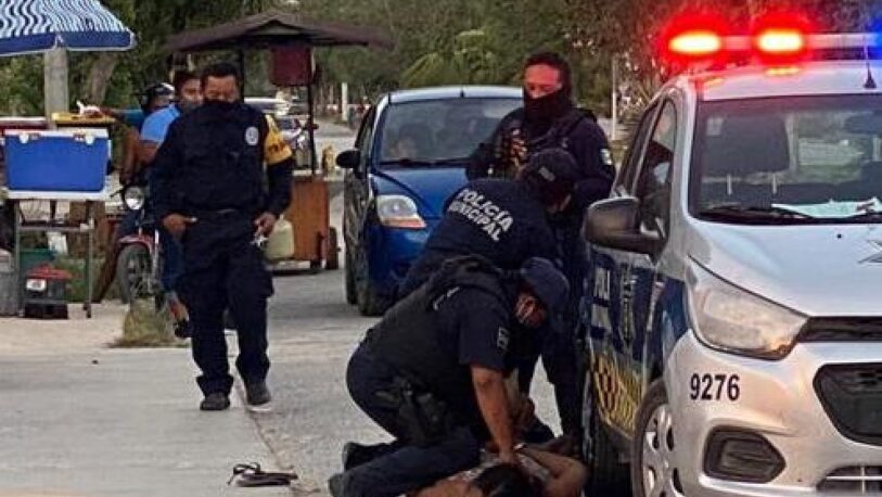 México: un policía asfixió con la rodilla a una mujer hasta matarla