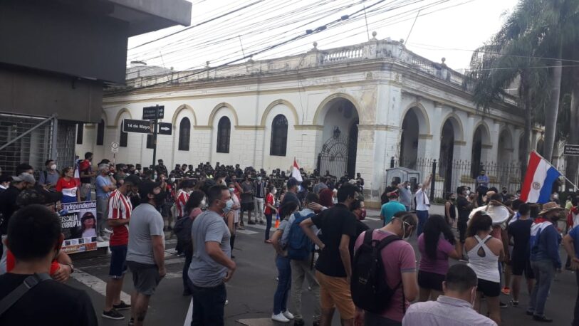 Paraguay: Al menos 20 heridos y un fallecido en una multitudinaria manifestación contra Abdo Benítez