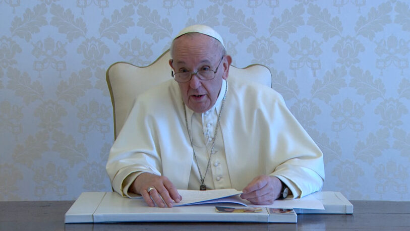 El Papa pide a nuevos sacerdotes que eviten la vanidad y el dinero