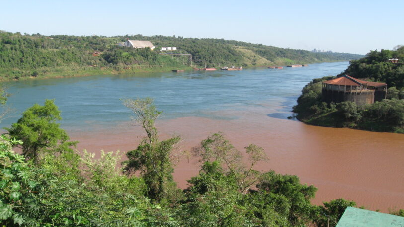 El río Iguazú en bajada y recomiendan uso racional del agua