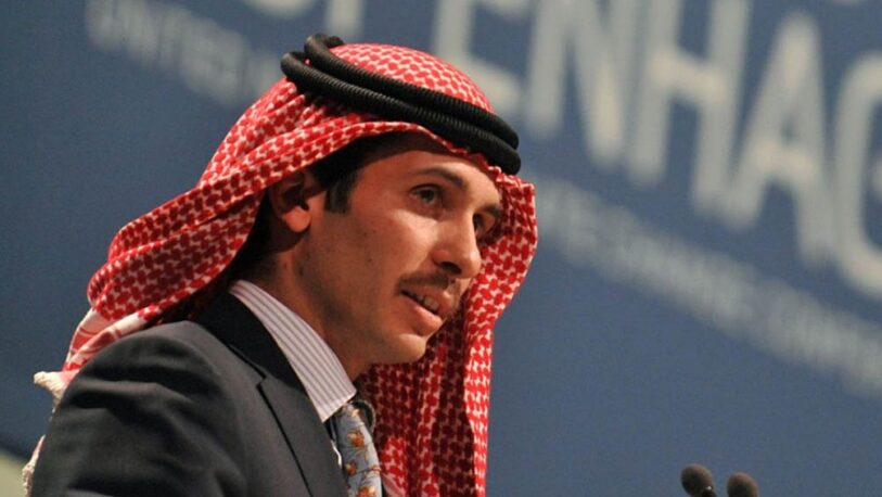 El príncipe Hamza hizo su primera aparición pública desde su detención