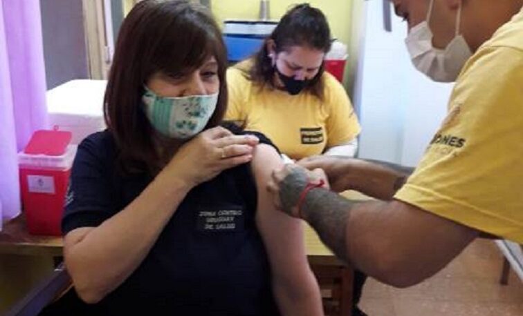 Con el personal de salud, inició la campaña de vacunación antigripal