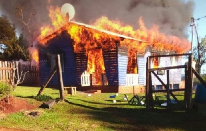 Se incendió una vivienda en Dos de Mayo