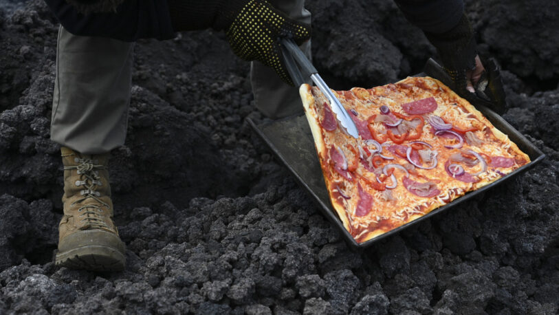 Furor en la red por la pizza horneada sobre la lava de un volcán