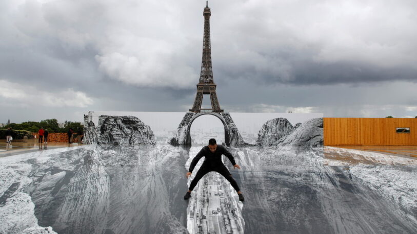 Una ilusión óptica hace “flotar” la torre Eiffel sobre un gran barranco