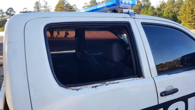 Detuvieron a un joven que destrozó el vidrio de un patrullero
