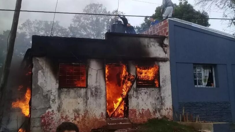 Fueron rescatadas 4 personas de una casa en llamas