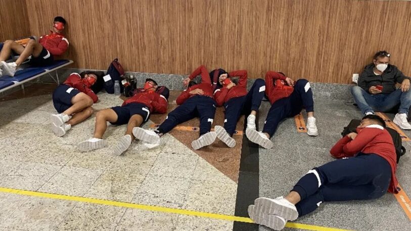 Independiente varado en Brasil: el plantel durmió en el aeropuerto