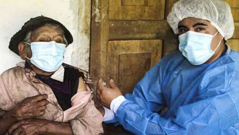 Tiene 121 años y fue vacunado contra el coronavirus en su casa de la selva central