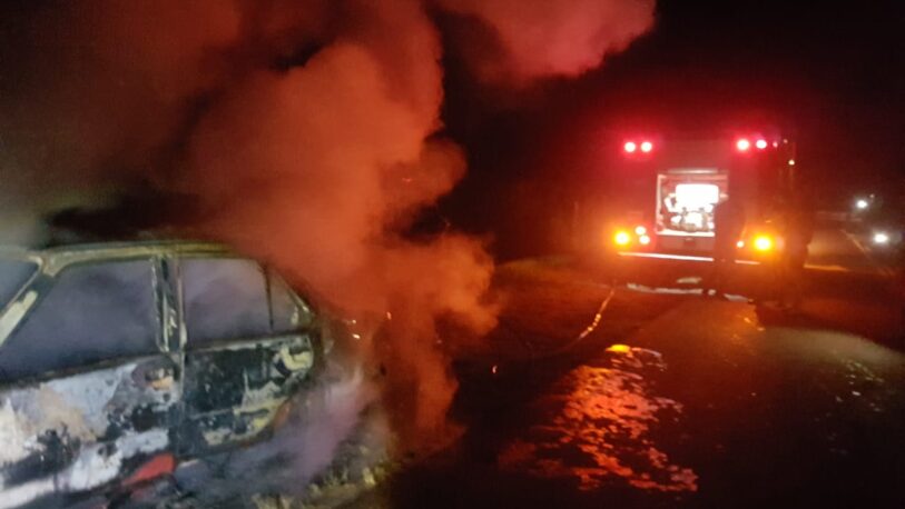 Un auto fue consumido por un incendio en Villa Bonita