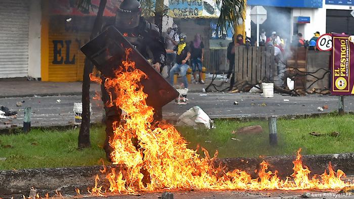 Colombia: noche de caos en Bogotá termina con incendio de puestos policiales