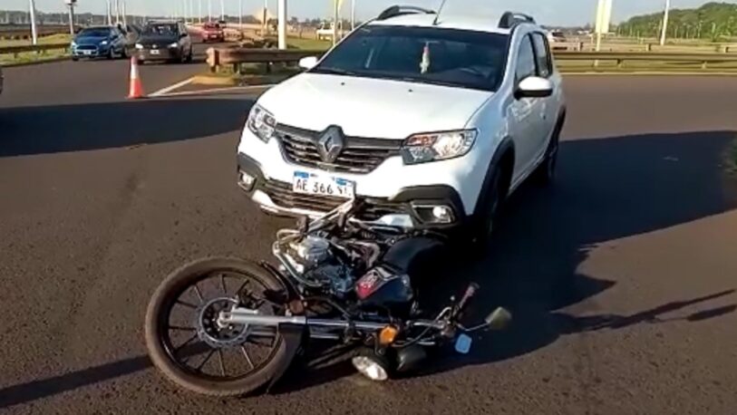 Motociclista herida en un choque en una rotonda