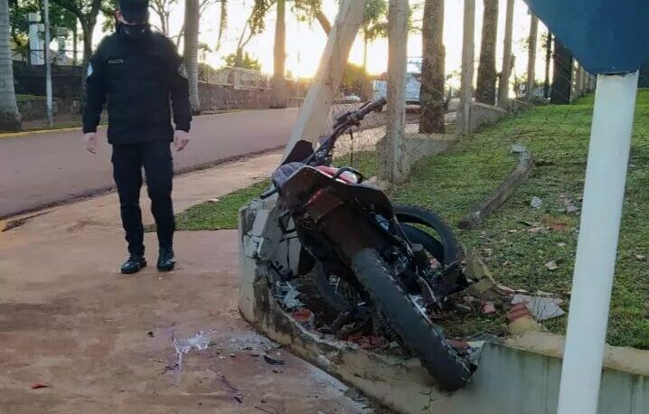 Despiste en Campo Grande: Murió un motociclista y su acompañante está grave