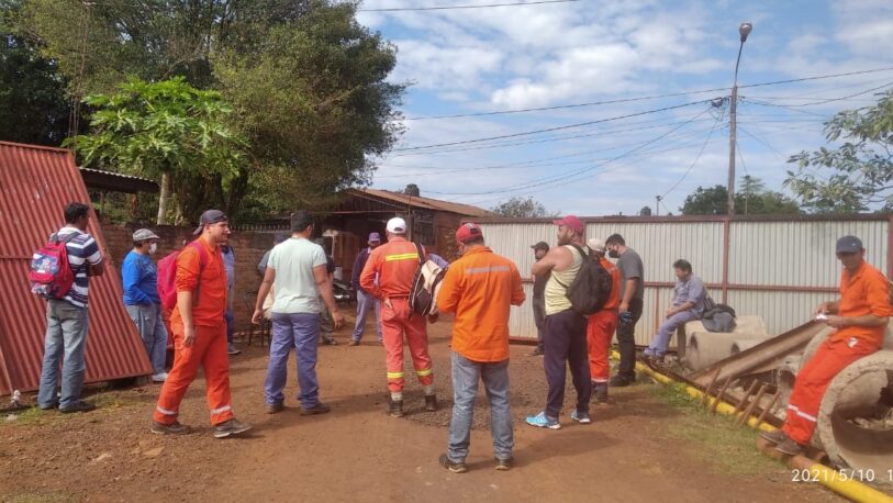 Trabajadores bloquean el municipio de Montecarlo por un reclamo salarial