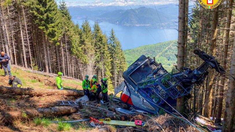 Un teleférico se estrelló en una ladera en Italia
